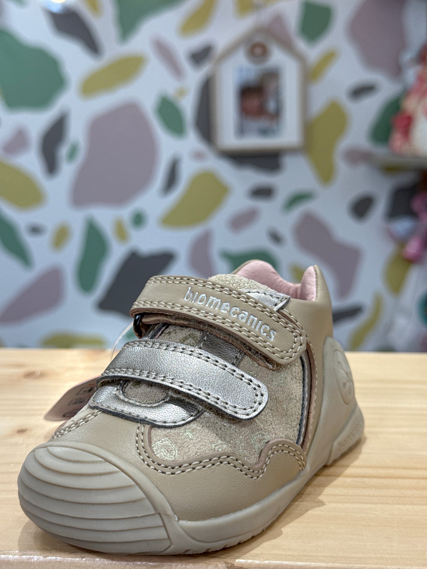 Biomecanics beige