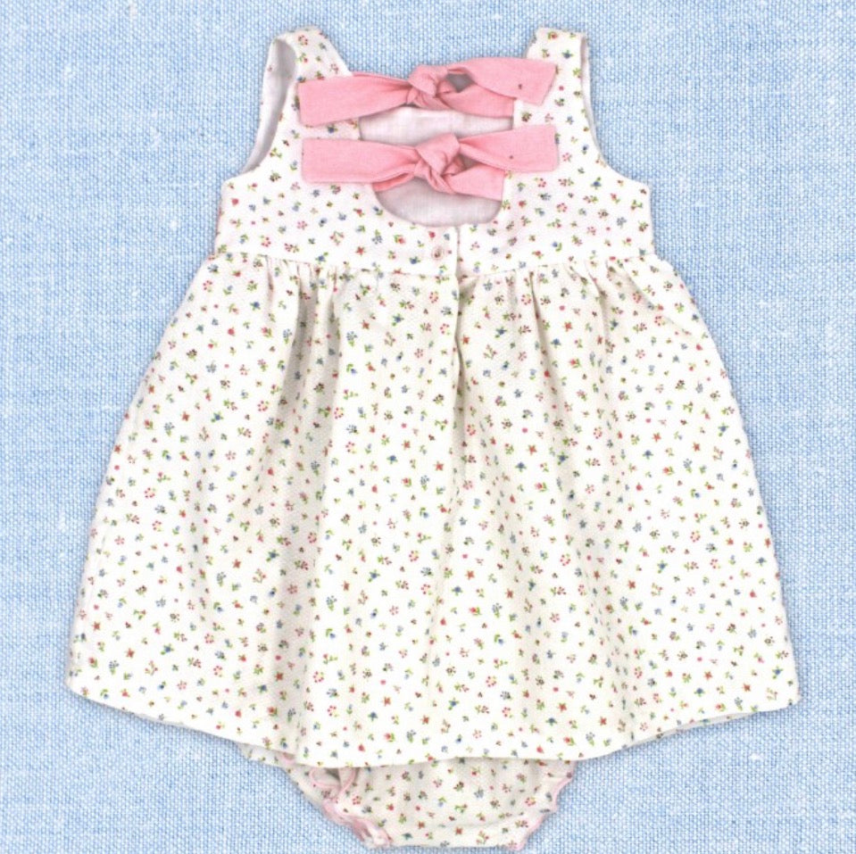 Vestito e mutandine rosa rapide